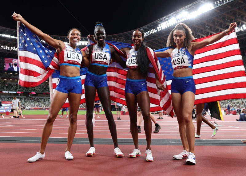 在周六男女4x400公尺接力赛皆摘金后，美国成功达成奥运田径赛总冠军10连霸。图为美国女4x400公尺金牌成员，左起为麦格劳林、阿辛.穆、菲利克斯和达莉拉.莫哈末。（欧新社照片）