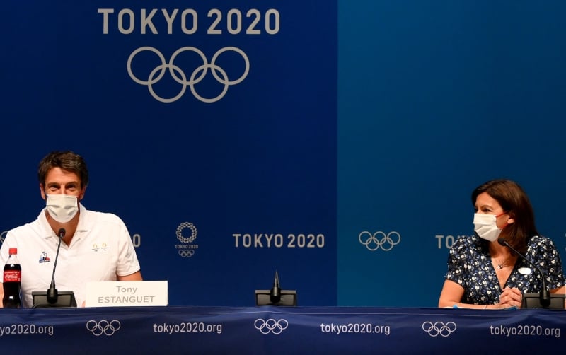 東京奧運會閉幕式引人關注的環節之一，就是東京奧運會的交接儀，巴黎奧組委主席埃斯坦蓋（左）和巴黎市長伊達爾戈邀請全世界見證這一刻。（法新社照片）
