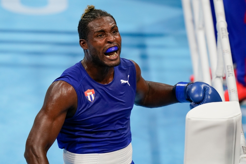 曾在2014年时遭歹徒枪击的古巴著名拳击选手拉克鲁兹在本届东京奥运会的男子91公斤级摘金，他也因此在连续两届奥运会皆夺得金牌。（美联社照片）

