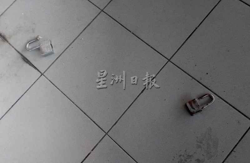 永胜广场部分店家外,留下不少已被小偷弄坏的锁头。 永胜广场部分店家外,留下不少已被小偷弄坏的锁头。