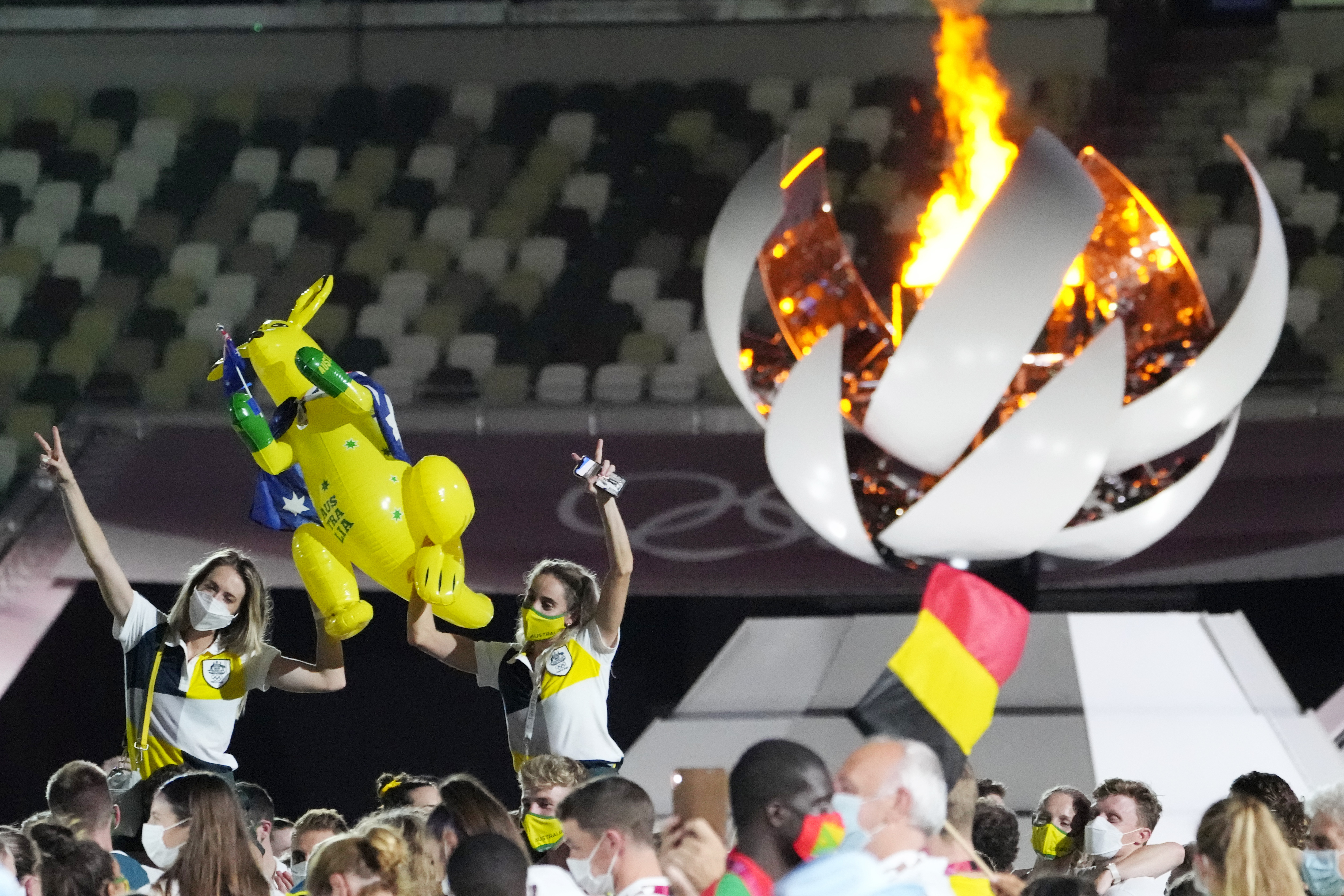 澳洲选手在闭幕仪式上不忘与奥运圣火合影留念。（美联社照片）

