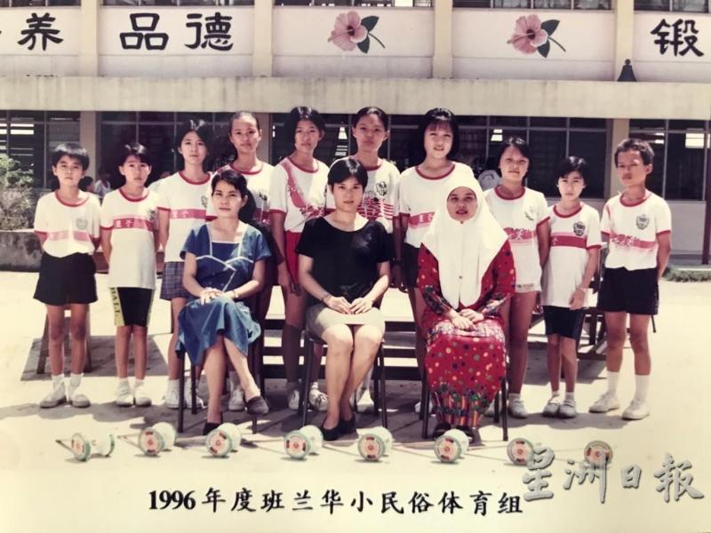 班兰华小是全国第一所成立扯铃队的华小,蔡秀娇(前排中)是当年的先锋指导老师。
班兰华小是全国第一所成立扯铃队的华小,蔡秀娇(前排中)是当年的先锋指导老师。