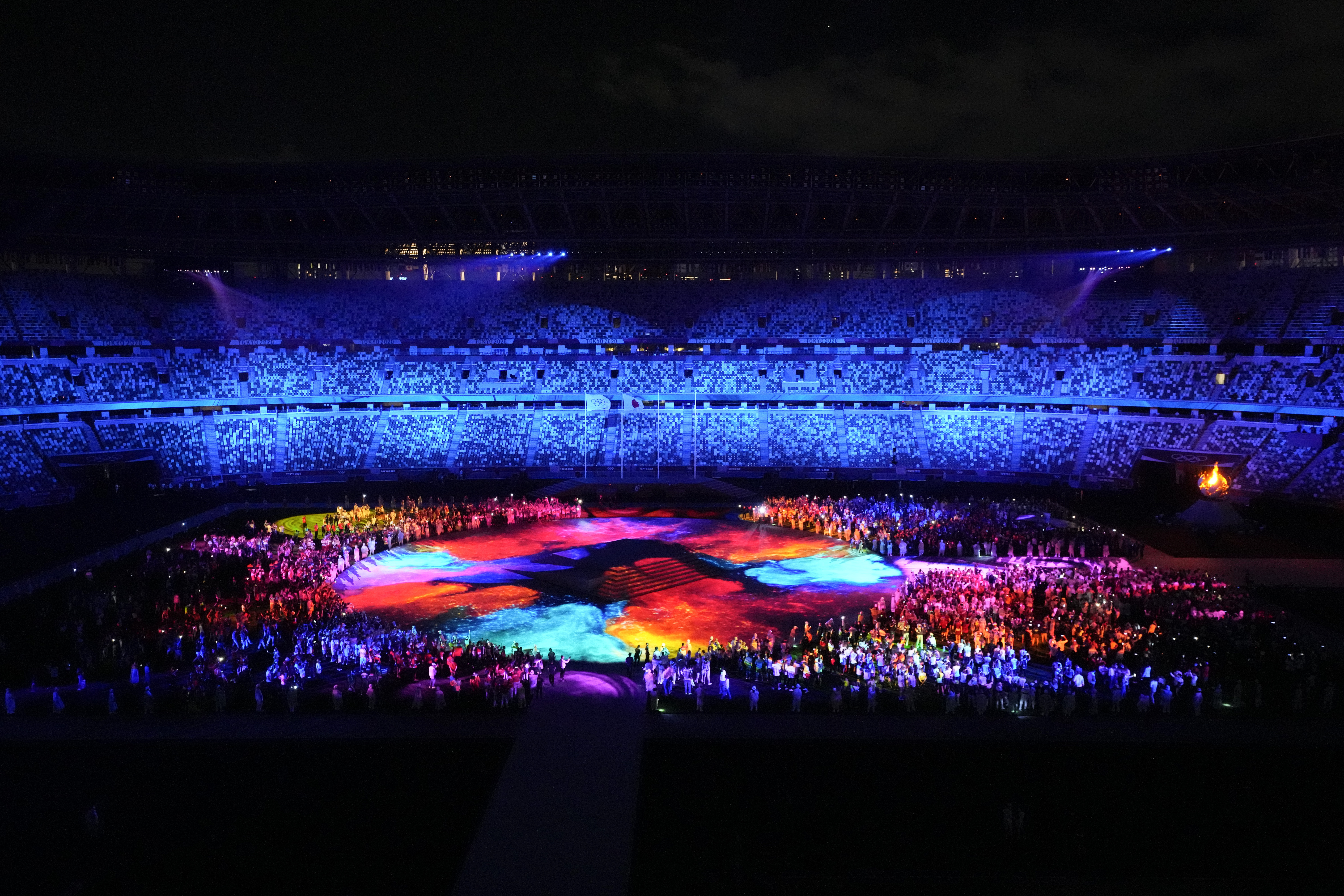 在特别灯光效果下，上演闭幕仪式的奥林匹克体育场呈现了梦幻场景。（美联社照片）


