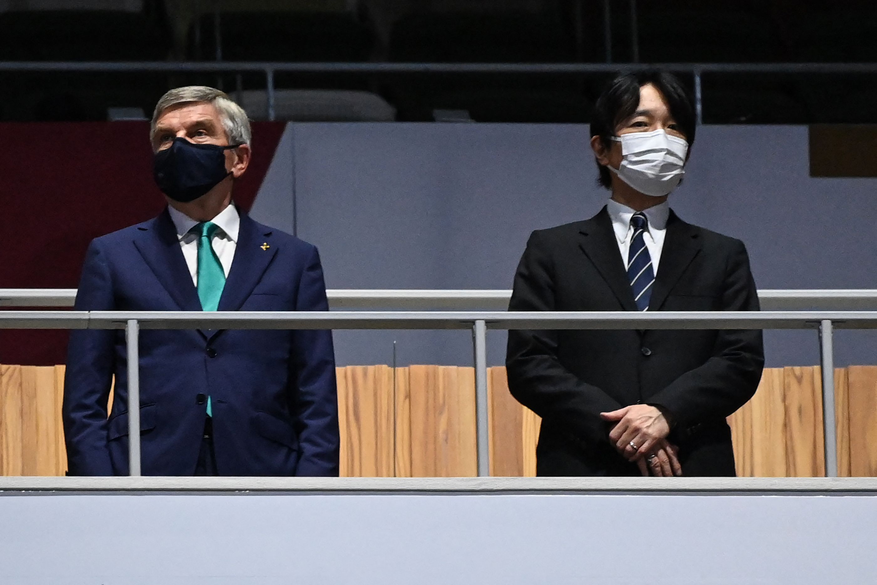 国际奥委会会长巴赫（左）与日本德仁天皇，都出席了东京奥运会闭幕式。（法新社照片）

