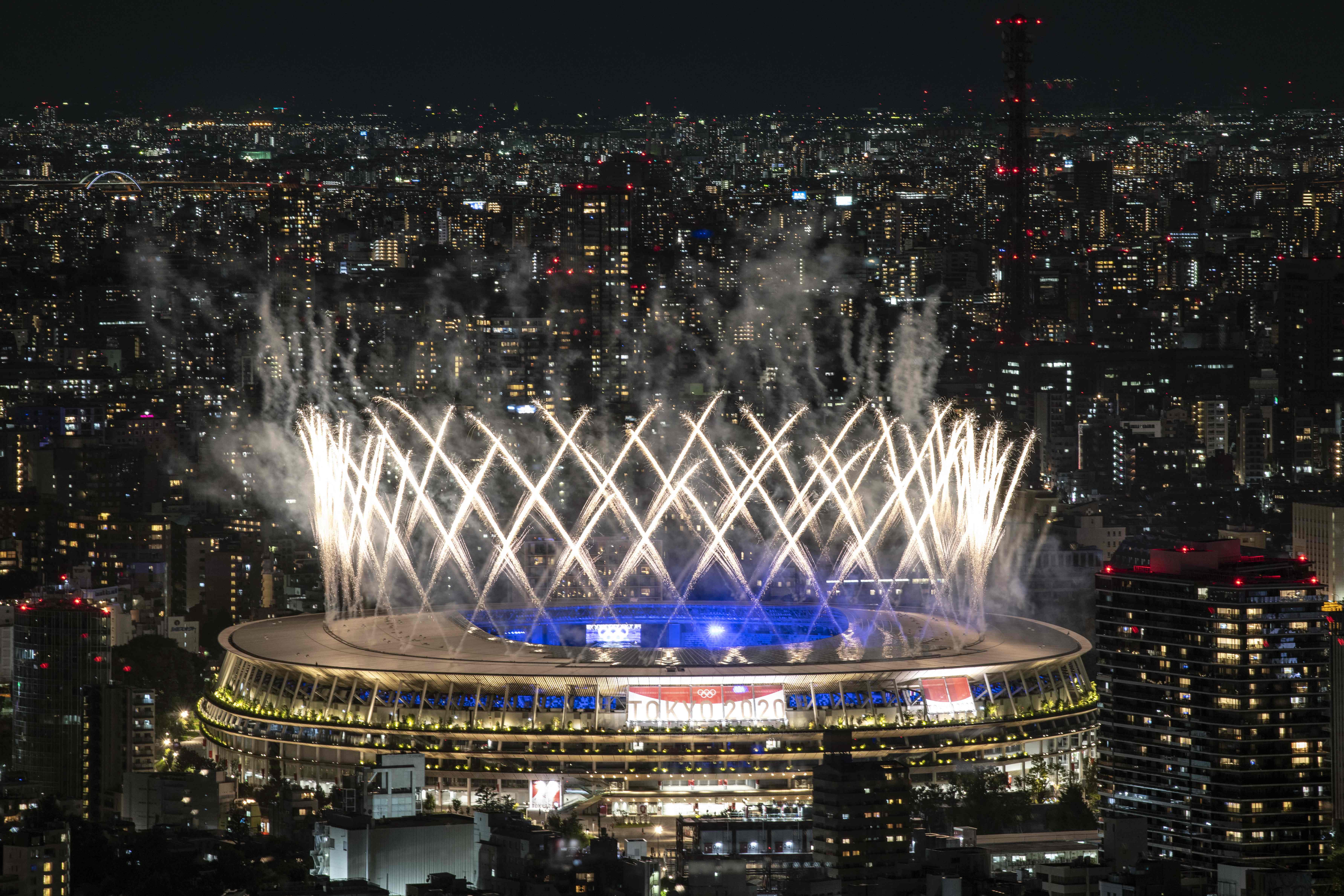 闭幕式上的烟花照亮了奥林匹克体育场的上空，这意味著东京奥运在进行了3周后圆满结束。（法新社照片）

