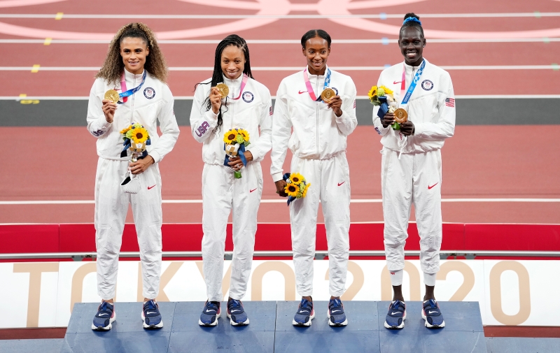 美国在东奥田径赛成功保住10连霸江山，但金牌数与上届相比锐减近半数，图为少数保住金牌的女子4x400公尺接力赛选手。（欧新社照片）