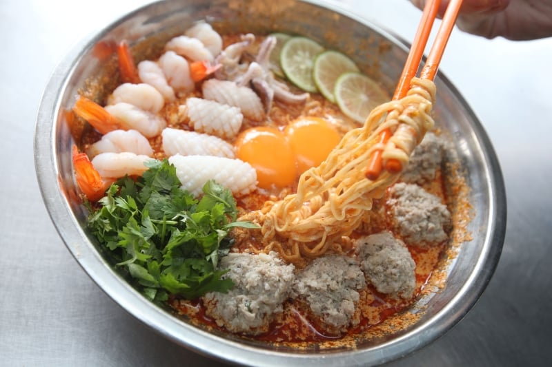 夜宵食堂以泰国妈妈面受到食客的欢迎，经过改良不是泰国地道味道却也符合本地口味，并推出多款不同搭配供选择。