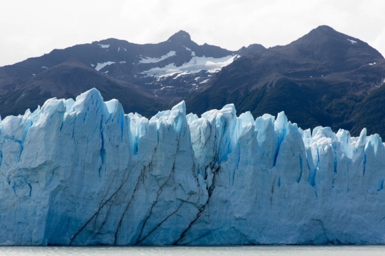 巍峨的冰川，在阳光下透出蓝光，十分诡异。

