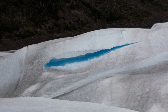 冰川里见到的窗口。因为水流侵蚀而形成。

