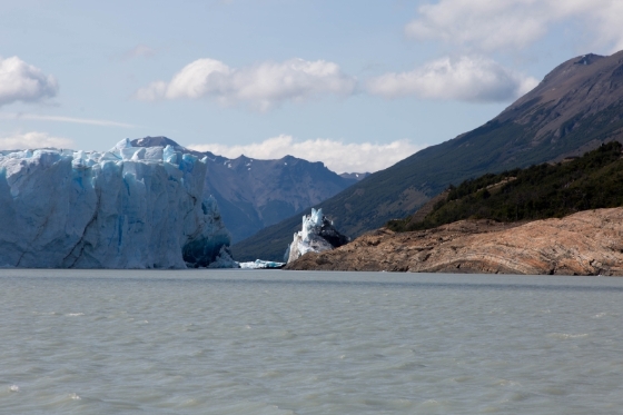 从船上，可以看到阿根廷湖上，冰川的尾端和对岸的山壁只有不远的距离。

