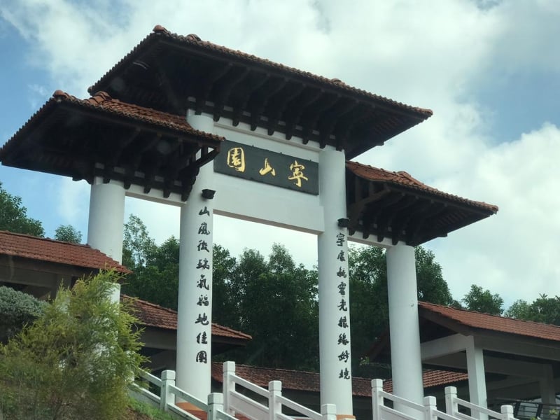 宁山园的骨灰阁根据SOP,限定一个家庭最多6个人到场,一个厅限制3组人员在场。 宁山园的骨灰阁根据SOP,限定一个家庭最多6个人到场,一个厅限制3组人员在场。