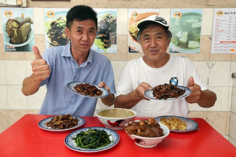 洪南东（右起）及洪赞忠秉持原则，为所有顾客送上最原汁原味的佳肴。