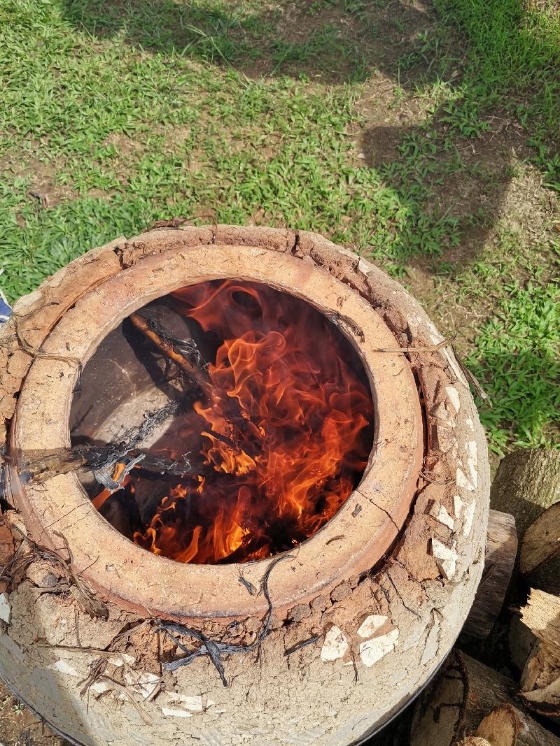 把晒干的植物放进炉内，焚烧成草木灰。