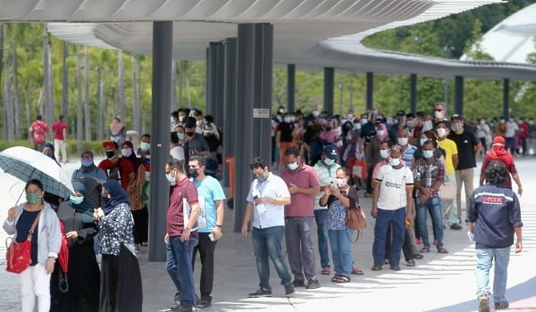 Long queue at the national vaccination center at Bukit Jalil Sports Complex when the registration counter reopens in the afternoon. SIN CHEW DAILY