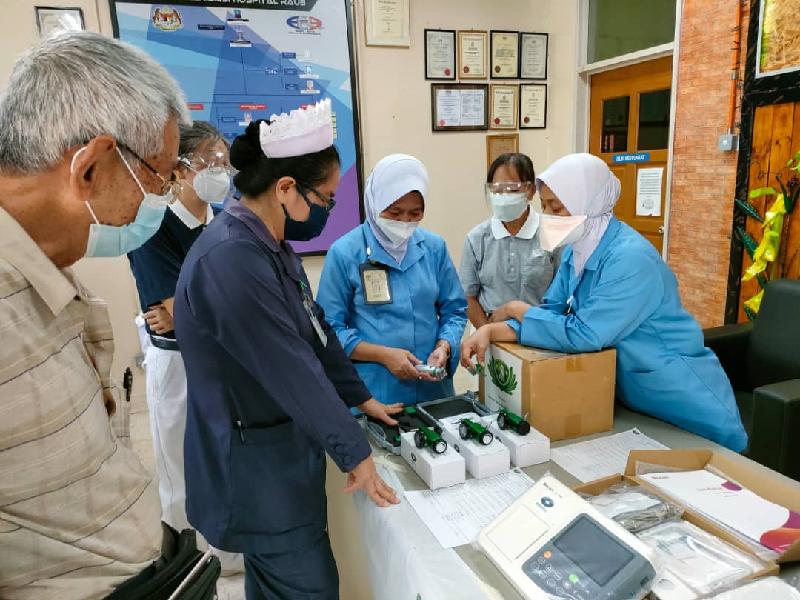 医护人员检查各医疗器材。