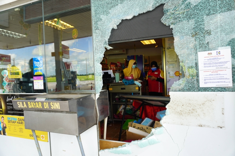 3名男子下车后用铁锤砸碎玻璃镜，闯入油站便利店内行窃。