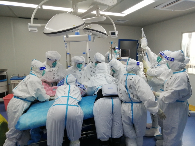 专班组成员身着防护服，头戴全面罩呼吸器，按照三级防护投入剖宫产手术。（网络照片）