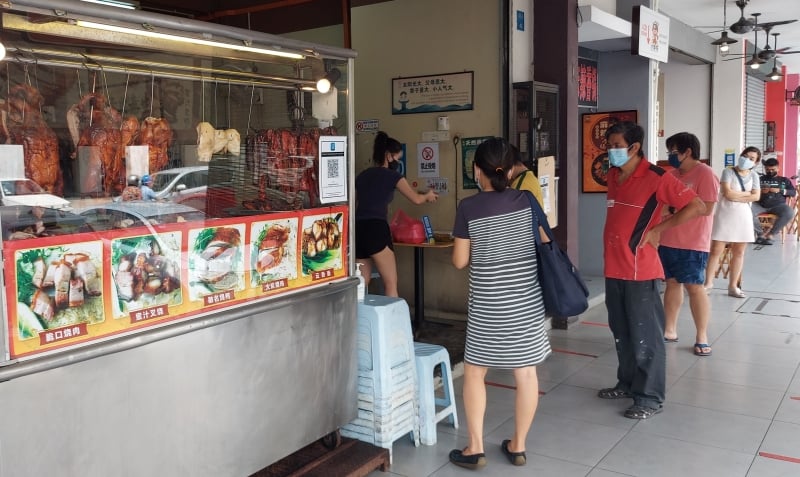 由于政府禁止堂食，和记烧腊店只要打开门做生意，顾客源源不绝。