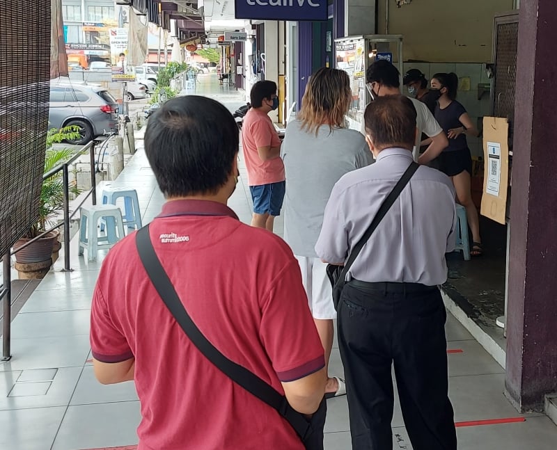 和记烧腊店保留传统炭烧旧有方法，不少前来光顾都是回头客。