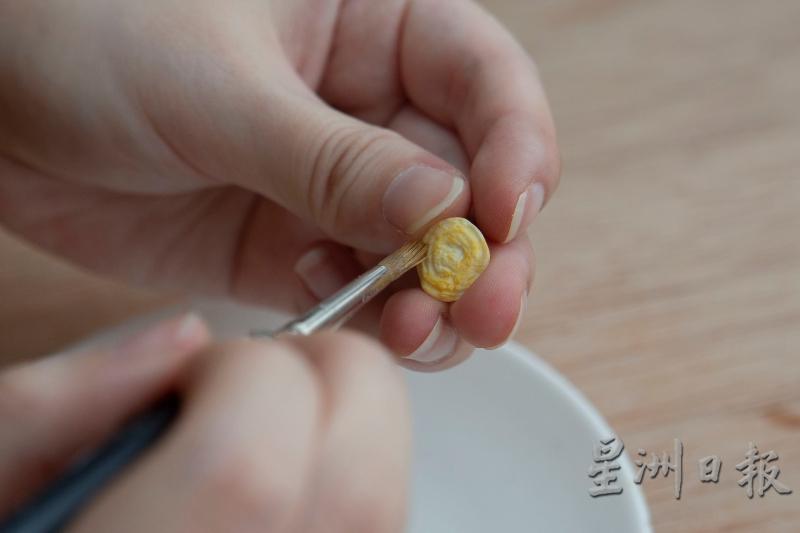 为让印度煎饼更为逼真,陈祖儿需综合调色,功夫可不简单。