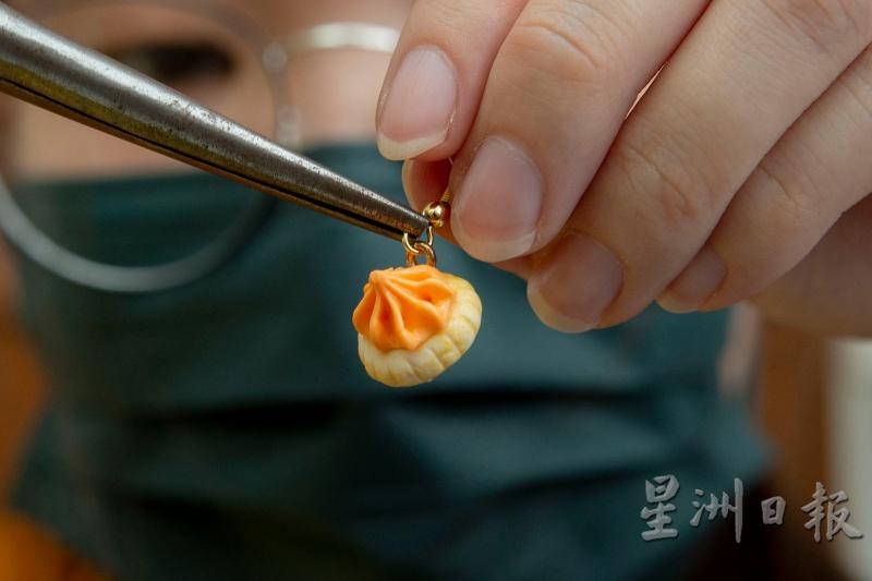 陈祖儿用一双巧手,打造微缩饰品。