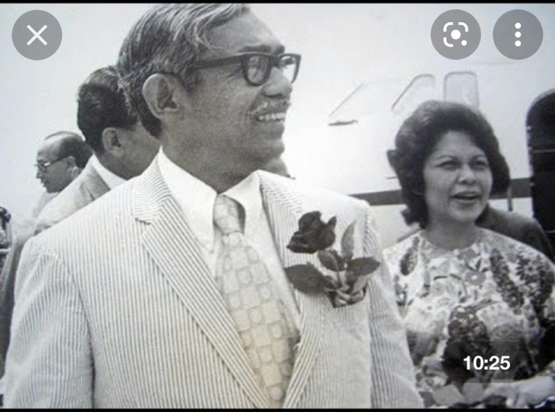 敦依斯迈（左）是大马政坛举足轻重的人物，他在70年代担任副首相和代首相。右为敦依斯迈妻子诺拉诗静。