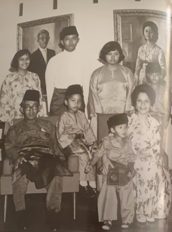 道菲依斯迈（后排左二）幼年时和父亲敦依斯迈（前排左一）、母亲诺拉诗静（前排右一）还有其他弟妹的合照。