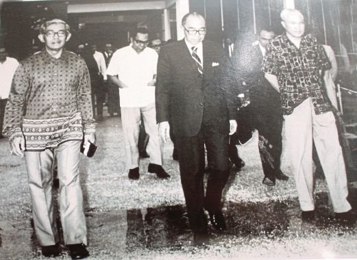 1970年，敦拉萨（中）继任我国第二任首相，敦依斯迈（左）则被委为副首相兼内政部长。右为马华第三任总会长敦陈修信。