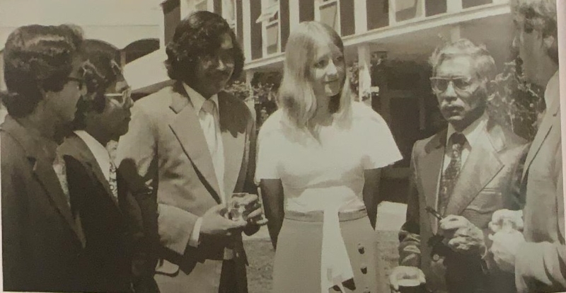 1973年，当时身为副首相的敦依斯迈（右二）访问澳洲时，和当地学生对话交流。左三为道菲依斯迈，他当时在澳洲求学。