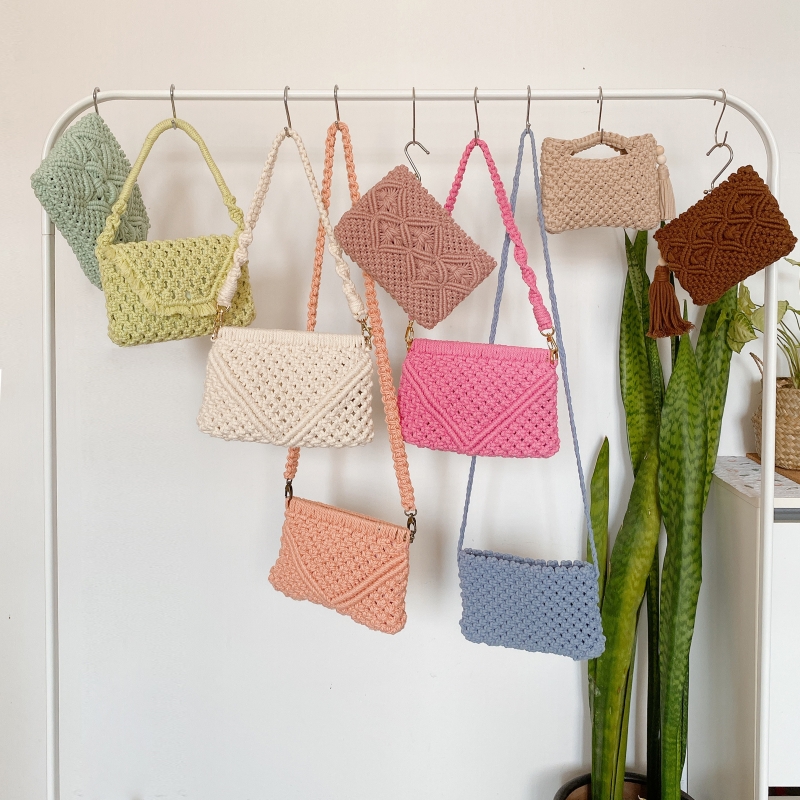 过程中是疗愈的,一双手,一根根绳线,各种打结,一件又一件艺术品,那种感觉是满足的。
过程中是疗愈的,一双手,一根根绳线,各种打结,一件又一件艺术品,那种感觉是满足的。