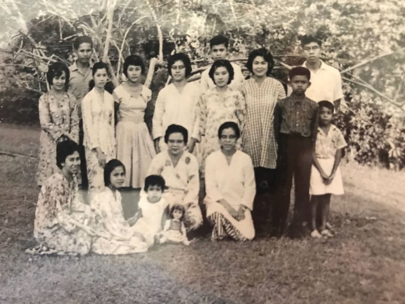道菲的祖父母收养了8名华裔女儿，中排右三为其中一位，道菲称这位阿姨为“Mak Oket”。前排蹲着的两位女性中，左为第二国产车主席丹斯里阿斯末卡玛鲁丁的母亲，右为前槟城首长敦阿旺哈山的妻子祖百达。