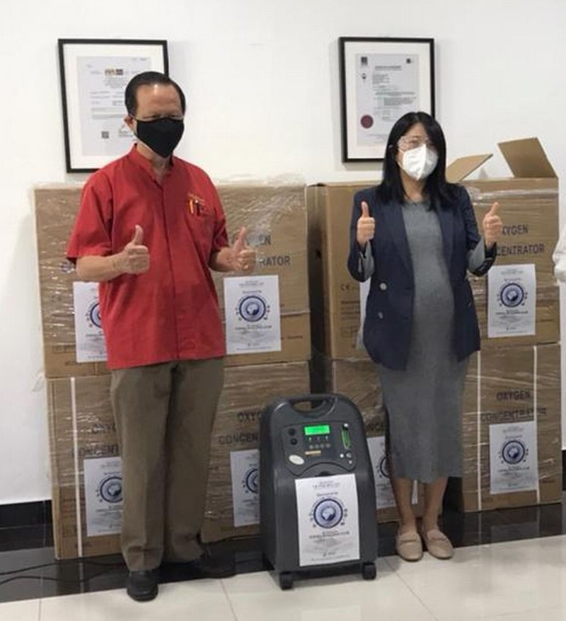 赖少琦（左）将捐赠给麻坡医院的氧气浓缩器移交予杨美盈。


