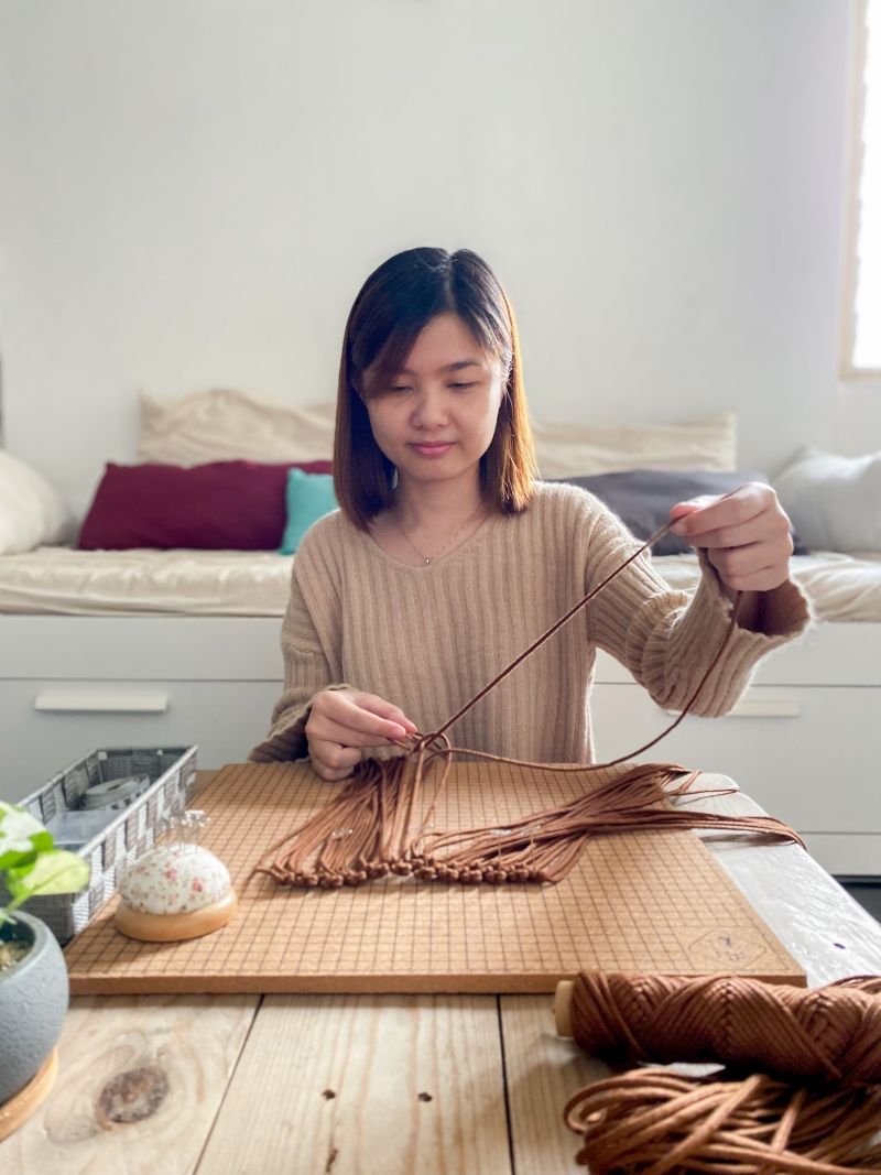 刘洁娴表示编绳艺术只需要单纯用双手编织,无需靠任何工具,就能创造出一件件作品。
刘洁娴表示编绳艺术只需要单纯用双手编织,无需靠任何工具,就能创造出一件件作品。