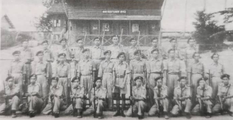 巴口新村自卫团团员于1952年的珍贵合照。