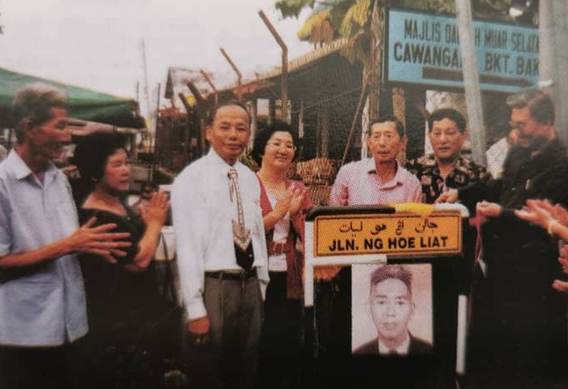 蔡锐明（右）于2000年为黄和烈路主持路牌推介礼仪式的盛况。