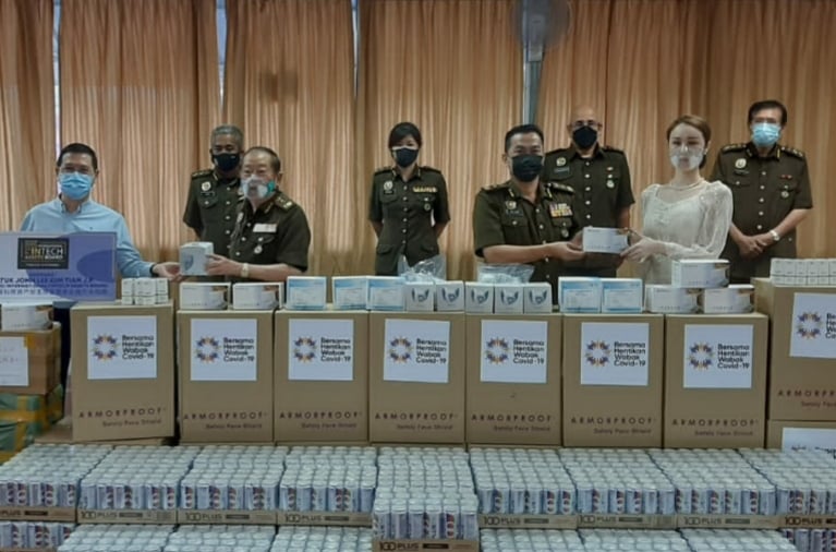 张天赐（前排左二起）偕同俱乐部主席蔡志权及拿汀郭玟妘等人捐赠一批物资于在前线执勤的志愿警卫局队员。
