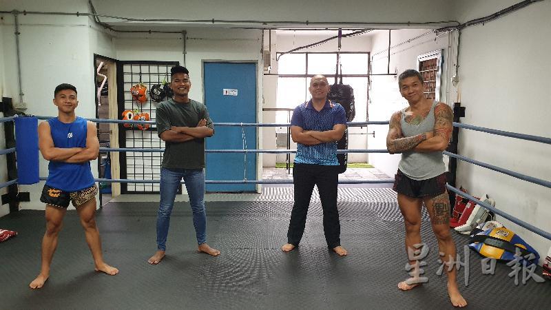 Feroce Boxing & Muay Thai教练林庆结（右）与教练们合影；左起拳击教练莫哈末阿里夫、泰拳教练依斯旺迪及莫哈末阿旦。