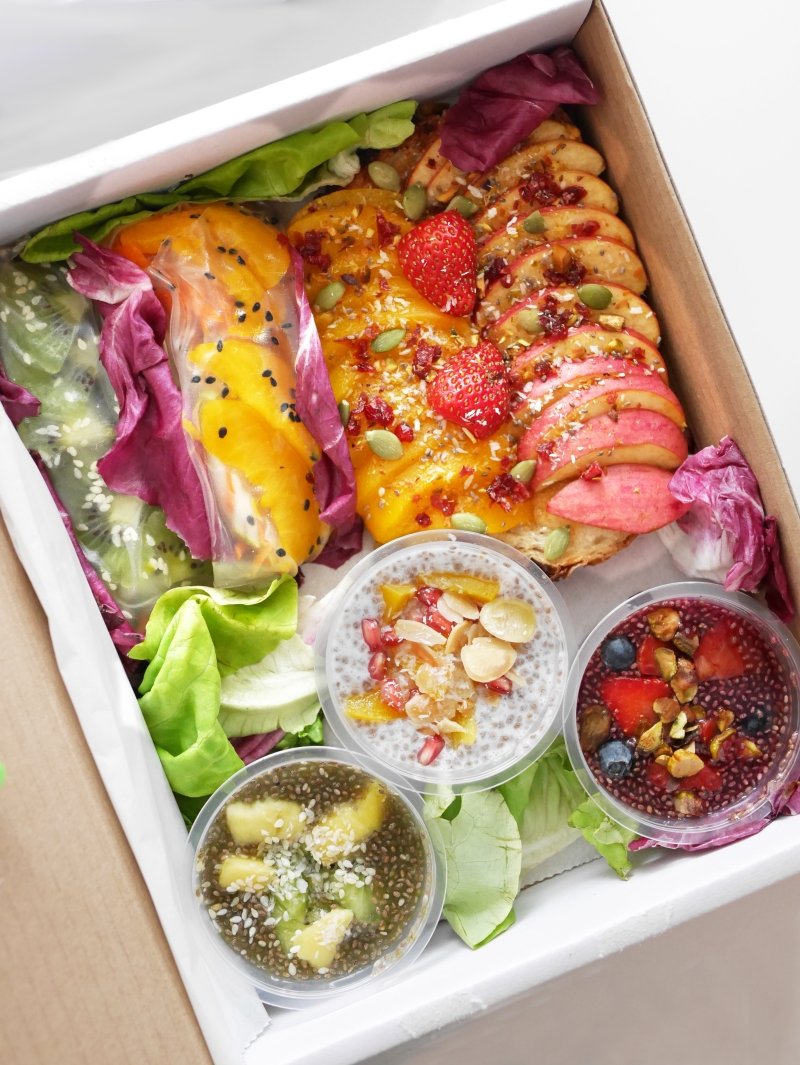Rainbow Treat Box／ RM50：Rainbow Treat Box包括奇异果与黄桃水果卷、黄桃酸种面包和3种口味的迷你奇亚籽布丁。