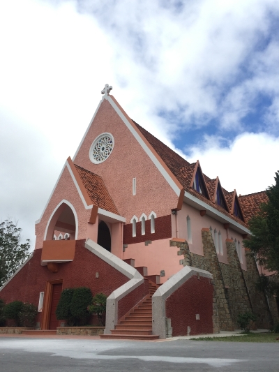 大叻玛丽修道院外墙是萌翻天的粉色，很多人都亲切的称呼它作“粉红教堂”。

