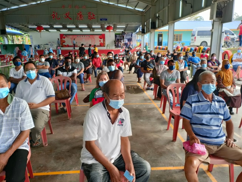 医护人员进入榕吉新村,在当地华小篮球场为村民施打疫苗,加速村民的接种率。 医护人员进入榕吉新村,在当地华小篮球场为村民施打疫苗,加速村民的接种率。