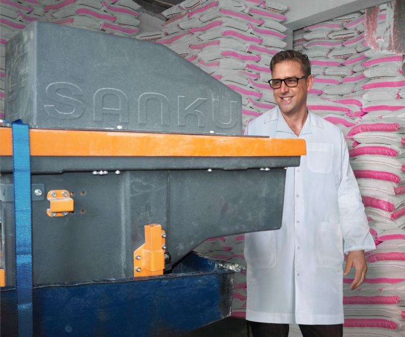 菲力斯·布鲁克斯卓治为农村面粉厂配备“营养增量机”（dosifier），通过在主食中添加关键的微量营养素，以此解决坦桑尼亚居民的营养不良问题。