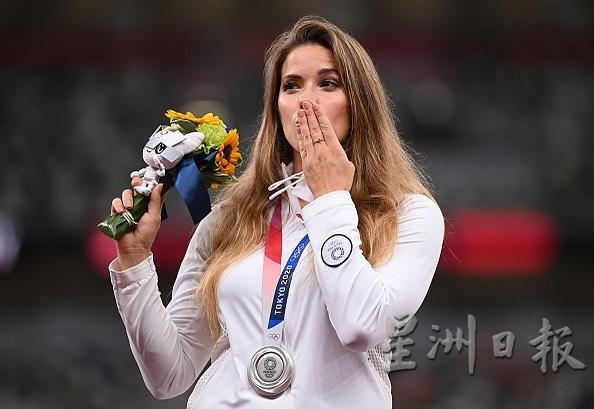 安德烈恰克拍卖她在东京奥运赢得的银牌，为一名患有心脏病的波兰男童米罗斯卡筹款以便在美国等待换心手术。（安德烈恰克个人IG照片）