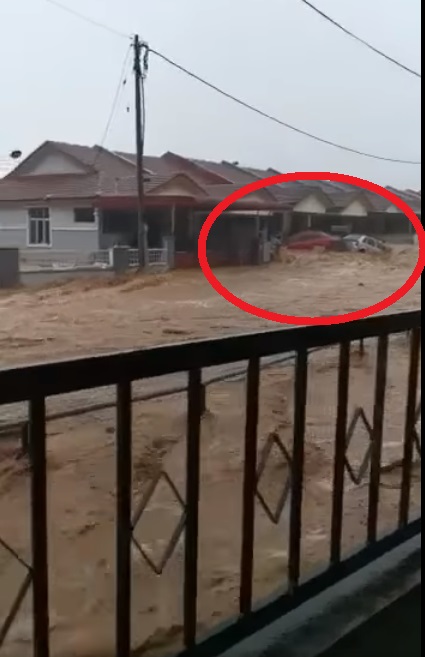 前首相纳吉在其脸书贴出视频，希望所有灾民都安全。图为视频截图可见，远处民宅门处，有两辆车被洪水冲击到叠起。