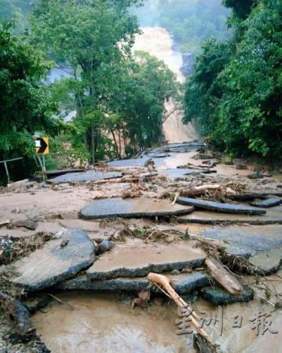  迪迪哈云山洪暴发，导致道路满目疮痍。