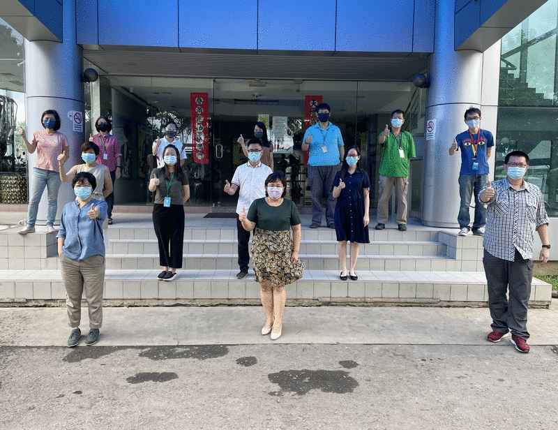 “我们接种疫苗了!”星洲日报沙巴区哥隆邦办事处人员开心比赞。 “我们接种疫苗了!”星洲日报沙巴区哥隆邦办事处人员开心比赞。