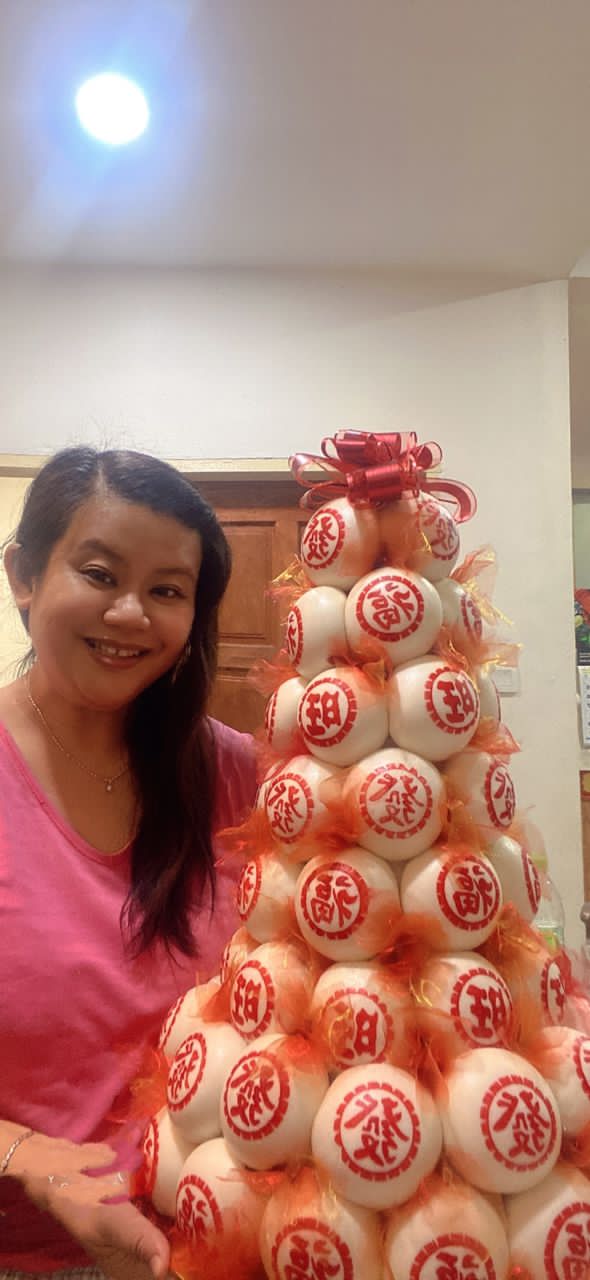 林雯珊制作的包塔,在中元节供拜祭用。 林雯珊制作的包塔,在中元节供拜祭用。