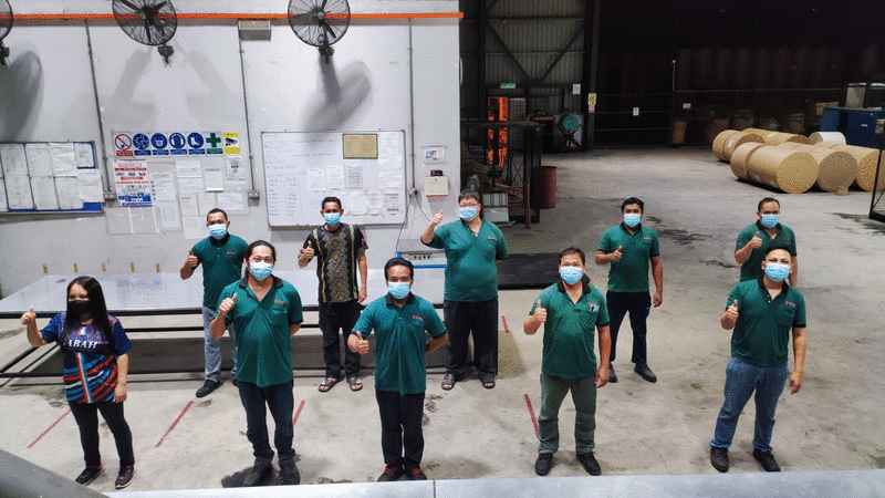 已接种疫苗的工厂值班员工开心比赞。 已接种疫苗的工厂值班员工开心比赞。