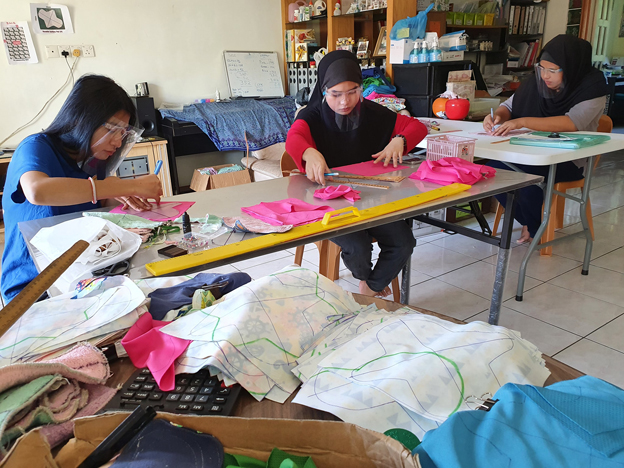 BUNGA Pads与Rainbow Of Hope合作，指导学员制作布卫生棉。