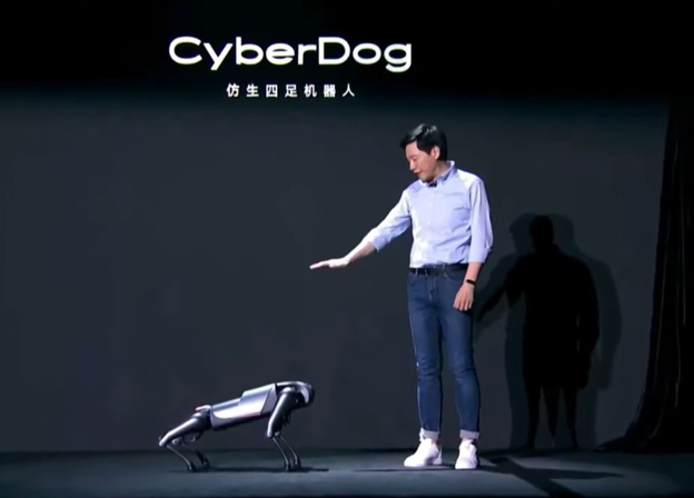 小米创办人雷军在发布会上展示如何用语音操控“铁蛋”。