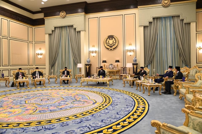 马来统治者特别会议决定委任依斯迈沙比利为第九任首相。中为国家元首苏丹阿都拉陛下。